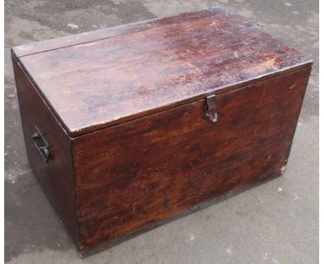 Painted pine trunk with carrying handles Condition report: see terms and conditions