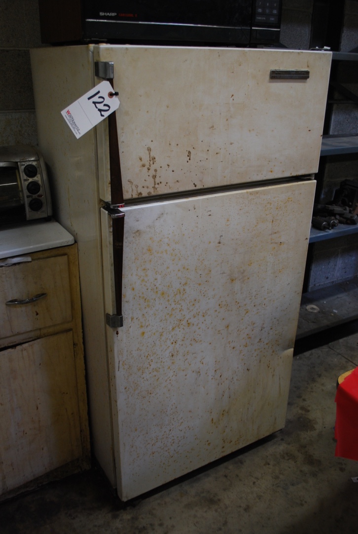 LOT JC PENNEY NOFROST REFRIGERATOR/FREEZER & SHARP CAROUSEL II