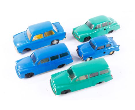 5 Automobile, Kunststoff, darunter MS, Schwungradantrieb und Uhrwerk, intakt, 1 Karosserie lose, 1 Radsatz fehlt, Alterungs- 