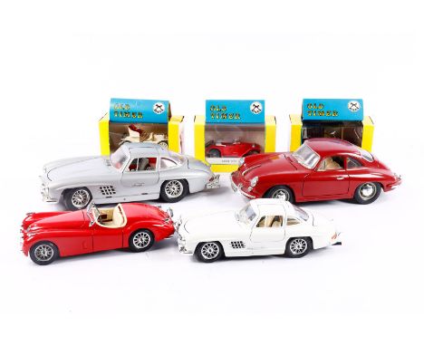 Konv. 4 Burago Automobile, Maßstab 1:18 und 1/24, dazu 3 ldtimer im OK, Alterungsspuren, Z 2