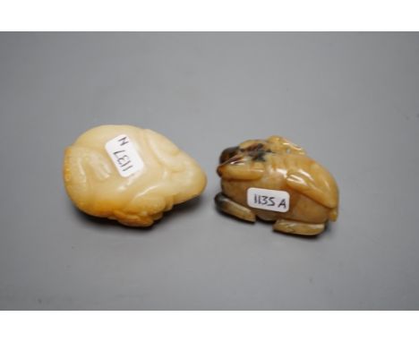 A Chinese jade three-legged toad carving, a burnt jade plaque and an agate figure of a deer, plaque 7cm