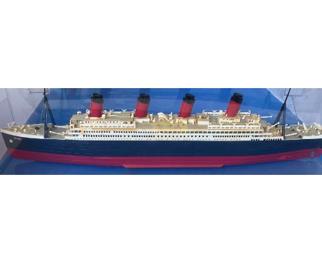 Titanic plastic replica model. 36cm in length and 5cm in width. Painted in original colours. A unique collector's item. Set w