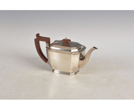 A mid 20th century silver tea pot, Sheffield, 1962, makers mark of Mappin & Webb, octagonal shaped with beaded border, gross 