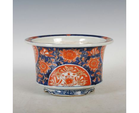 A Japanese Imari jardiniere, Meiji Period, decorated with chrysanthemum, raised on three shaped bracket feet, 22cm diameter x