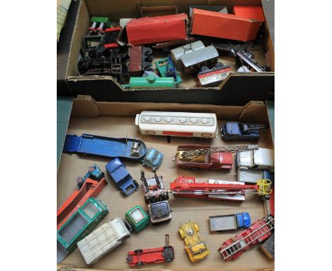 Tray of assorted vintage tin plate 0 gauge Hornby locomotives, tenders and other rolling stock etc. together with a tray of v