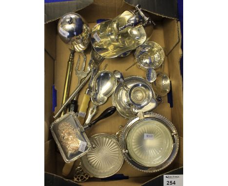 Box of assorted plated wares to include: scuttle and shovel; strainer; warming pan; cutlery; bread fork; chamber stick etc.