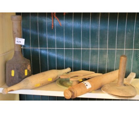 Collection of various treen items to include: butter pats; rolling pin etc.