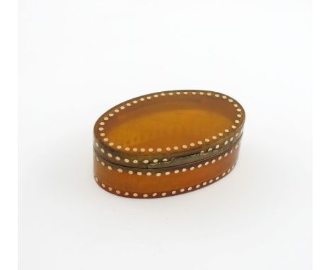 λAn early 19th century gilt metal and gold inlaid blonde tortoiseshell snuff box, unmarked, circa 1820, oval form, with inlai