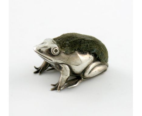 An Edwardian novelty silver frog pin cushion, by Saunders and Shepherd, Birmingham 1907, modelled in a seated position, lengt