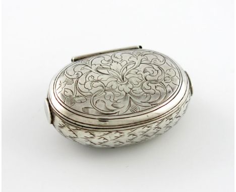 A William and Mary silver squeeze-action spice / snuff box, maker's mark PR crowned, London circa 1690, oval form, the hinged