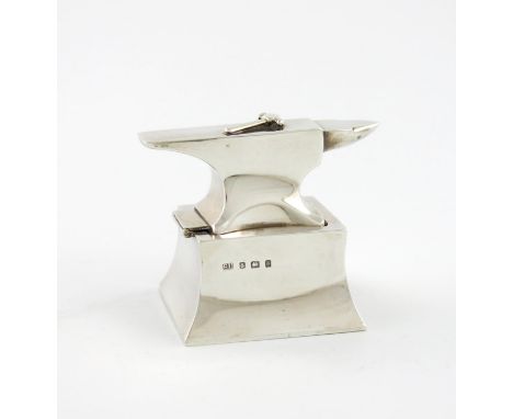 An Edwardian novelty silver anvil inkwell, by George Unite, Birmingham 1906, the anvil with a hinged cover, which opens to re