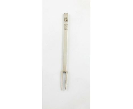A reproduction of a Charles I Britannia standard silver two-pronged fork, by Walter Wilson, London 1929, notched terminal, en