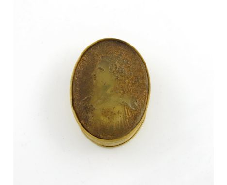 An early 18th century pressed horn snuff box, oval form, the cover with a portrait of Queen Anne, length 6cm.