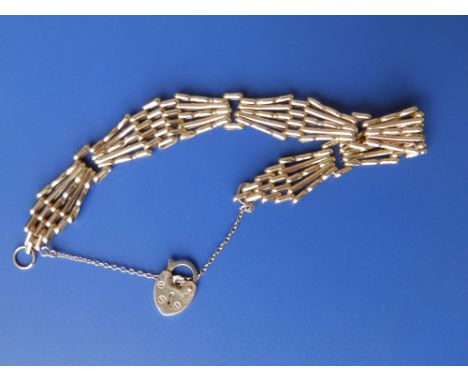 A 9ct gate link style bracelet.