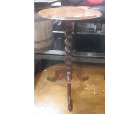 A VICTORIAN BARLEY-TWIST TRIPOD TABLE