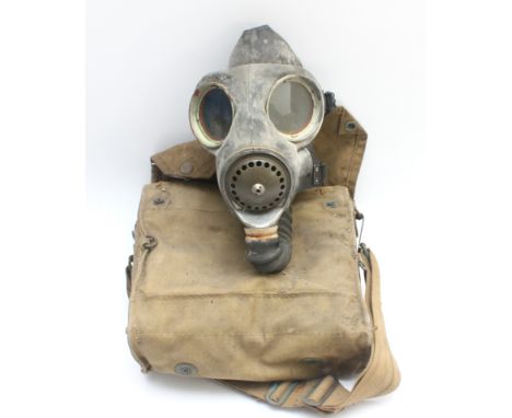WWII gas mask, model No. 4 III BU7/41, patent 296.493, 305.080, complete with filter, eyepiece cleaner and bag.