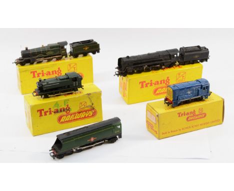 Tri-Ang TT gauge locomotives, comprising four boxed and one loose, Clan Line and Navy Class, in one box.