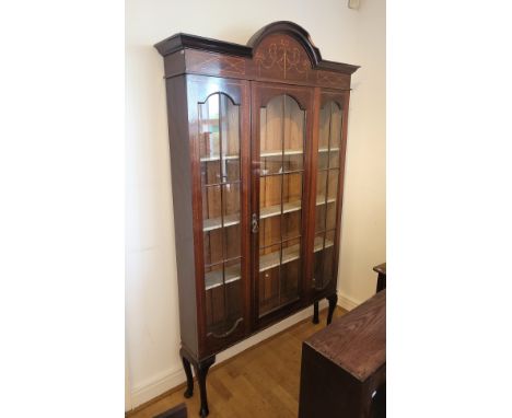 An Edwardian inlaid mahogany bookshelf/display cabinet, the arched pediment over central glazed door, flanked by beaded glass