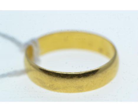 22ct gold band, size R/S, 4.3 grams 