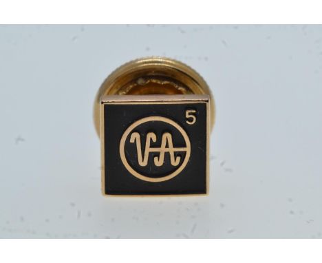 10ct gold & enamel 'VA 5' emblem lapel pin by O.C. Tanner, with gilt metal post & backing 