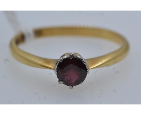 18ct gold & garnet solitaire ring, size R, 2.65 grams 