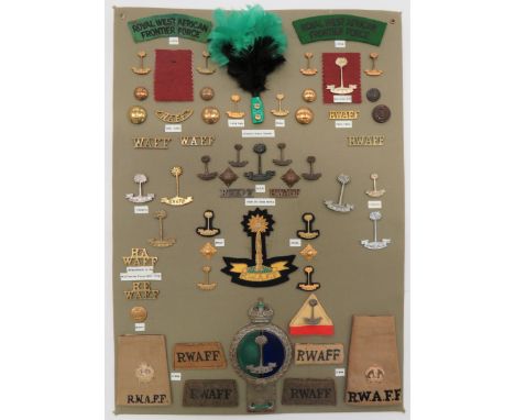 Royal West Africa Frontier Force - 44 Items Of Insigniadisplay board with good tabulated display of metal and cloth badges in