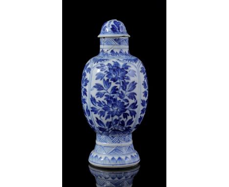 Porcelain covered vase with blue floral decoration, China Kangxi period ca. 1700, 17 cm high (neck glued, lid with damage)