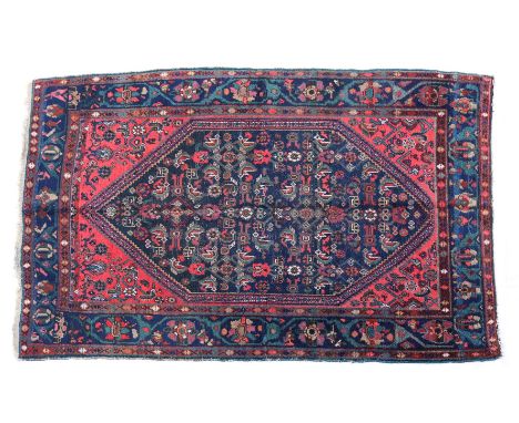 Hand-knotted wool carpet with oriental decor, 192x132 cm