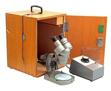 Olympus stereo microscope, in wooden box, 36 cm high, 26.5x28 cm