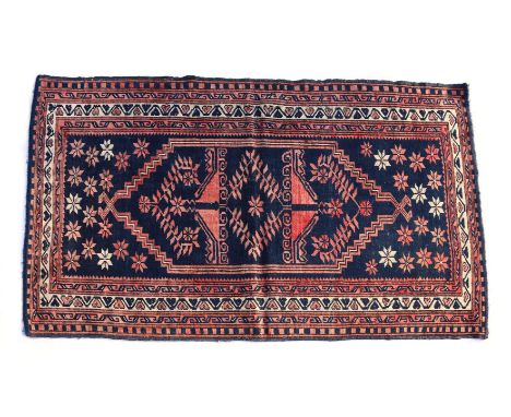 Hand-knotted wool carpet with oriental decor, 135x82 cm