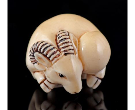 Ivory netsuke of reclining ram, signed, with EU certificate 24NL326104/20, Japan Meiji period ca. 1900, 3x3 cm (sales only po