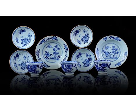 Lot of Chinese porcelain with blue decoration, Qianlong period late 18th century consisting of 2 dishes with decoration of cr