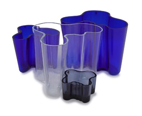 Alvar Aalto (1898-1976)3 glass vases including cobalt blue, design Alvar Aalto executed by Iittala, model 'Savoy', Finland de