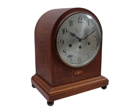 Junghans table clock in oak case, with marquetry in front and fitted with quarter striking, 33.5 cm high, 27 cm wide (door do