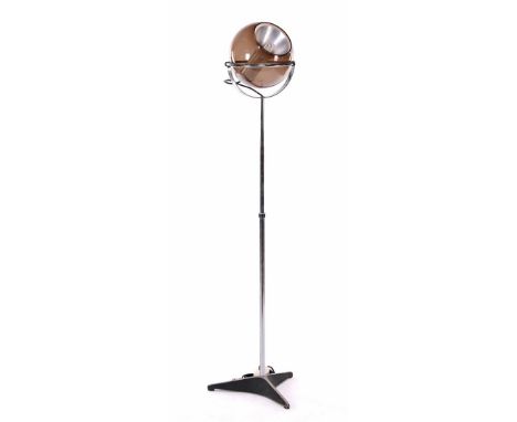 Frank Ligtelijn (1933-)Chromed aluminum height-adjustable floor lamp with smoked glass (eye)ball, design Frank Ligtelijn, exe