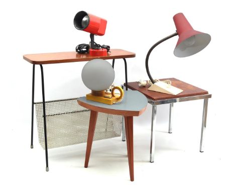 Mid-century lot consisting of 2 side tables, wall lamp, 2 desk lamps and magazine rack 48 cm high