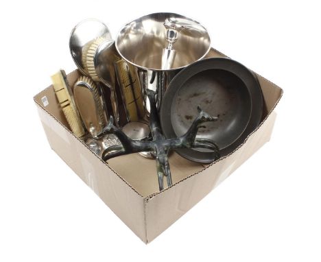 Box with flat powder compacts, hairdressing parts, ice bucket, sterling table candlestick (defective), photo frame marked 925