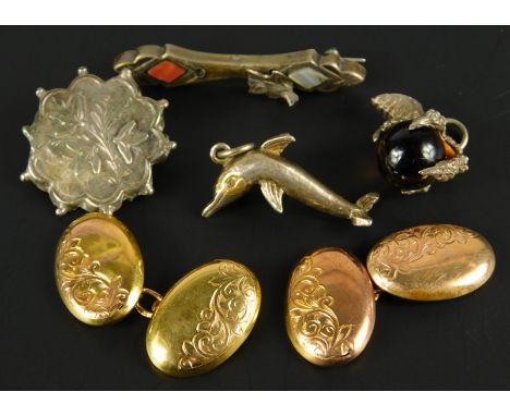 Various jewellery, to include a pair of 9ct gold oval cufflinks, two silver brooches, a silver plated dolphin charm, and a cl