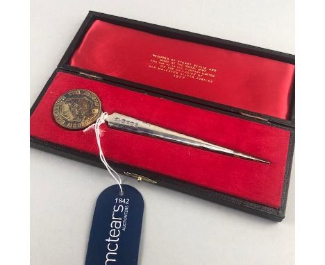 QEII SILVER JUBILEE PAPER KNIFE BY STUART DEVLIN, in fitted case