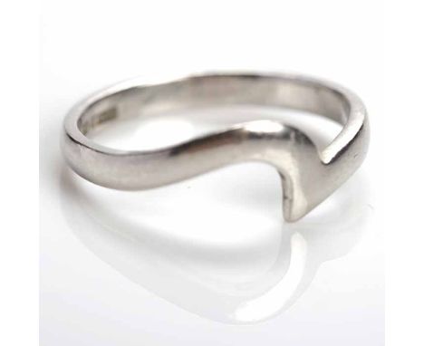 PLATINUM WEDDING BAND
of curved form, marked for platinum, size K-L, 3.3g