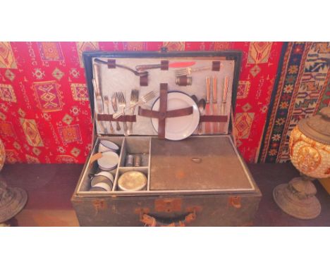 A vintage 1950's picnic set 