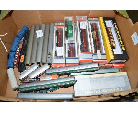 Graham Farish Lima, etc: a collection of boxed and unboxed rolling stock and passenger coaches.