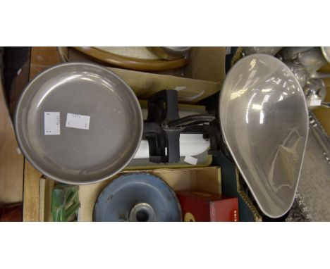 A set of Avery kitchen scales with weights