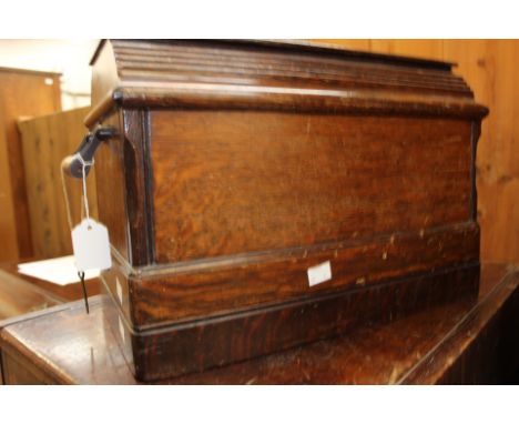 Oak cased vintage Singer sewing machine, with key - F1894653