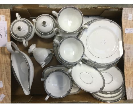Large collection of Wedgwood Amherst dinner and tea service, plates, dishes, tureens, sugar basins, cups, saucers, teapot, et