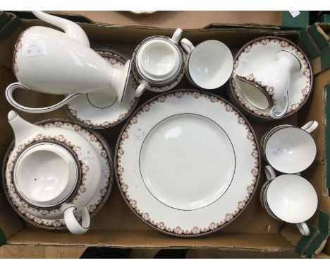 Wedgwood Medici R4588 tea service dinner service, to include plates, side plates, cups and saucers, tea and water pot (1 box)