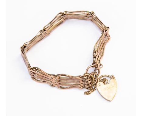 A 9ct gold gate bracelet, padlock clasp, weight approx 13gms 