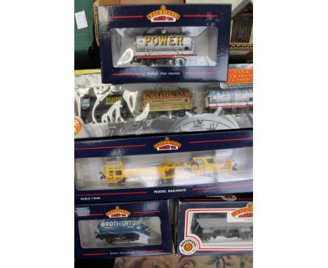 Bachmann Plasser Tamper machine and Tank Traffic Classic set, plus 3 x wagons, all mint, boxed (5) 