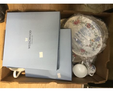 Wedgwood Avesbury tea and dinner service, together with two Wedgwood boxed plates, also Wedgwood fruit bowls, ginger jars, pl