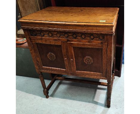 An early 20th century oak Melodist record cabinet/player 